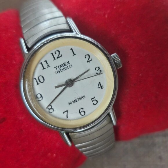 Vintage Timex Indiglo Ladies Wristwatch Silver Tone stretched metal Band Waatch - Picture 3 of 9
